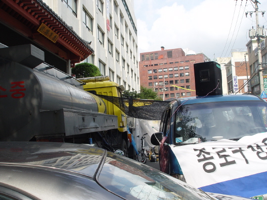 종로구청 앞에는 농성자들이 구청건물로 진입할 수 없도록 물청소차가 빼곡히 막아서고 있다. 